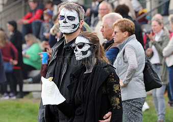 Halle (Saale)  Deutschland  Mann und Frau sind an Halloween im Gesicht als Skelett geschminkt
