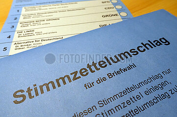 Berlin  Deutschland  Wahlschein und Stimmzettelumschlag fuer eine Briefwahl