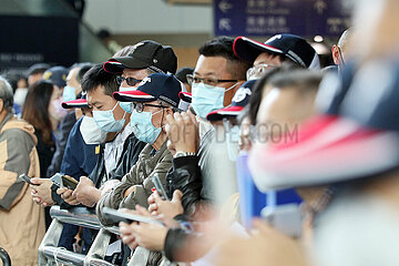 Hong Kong  China  Menschen tragen Mund-Nasen-Schutz