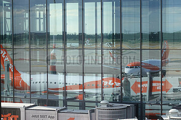 Schoenefeld  Deutschland  Flugzeuge der easyJet spiegeln sich am Flughafen BER in der Glasfassade des Terminals