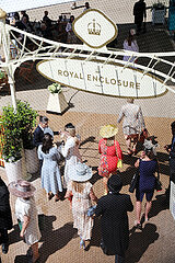Ascot  Grossbritannien  elegant gekleidete Menschen am Eingang zur Royal Enclosure auf der Galopprennbahn