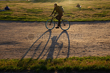 Berlin  Deutschland  Fahrradfahrerin wirft einen Schatten auf Sandboden