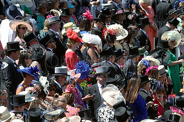 Ascot  Grossbritannien  elegant gekleidete Menschen beim Pferderennen