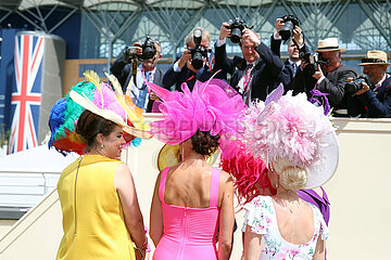 Ascot  Grossbritannien  Fotografen lichten elegant gekleidete Frauen mit Hut ab