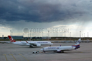 Schoenefeld  Deutschland  Airbus A350 der Turkish Airlines und Boeing 737 der SunExpress bei Regenwetter auf dem Vorfeld des Flughafen BER