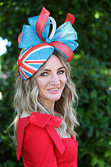 Ascot  Grossbritannien  Frau mit Hut in den britischen Nationalfarben