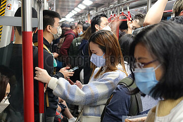 Hong Kong  China  Menschen in einem U-Bahnabteil tragen FFP2-Masken