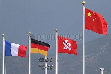 Hong Kong  China  Nationalfahnen von Frankreich  Deutschland  Hongkong und China sind gehisst