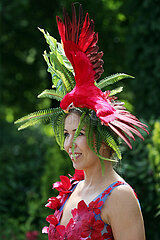 Ascot  Grossbritannien  Frau traegt einen extravaganten Hut