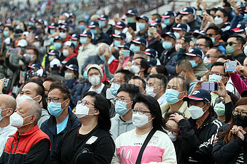 Hong Kong  China  Menschen tragen Mund-Nasen-Schutz