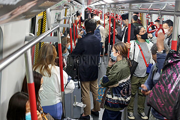 Hong Kong  China  Menschen in einem U-Bahnabteil tragen FFP2-Masken
