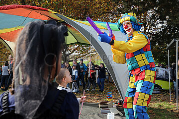 Halle (Saale)  Deutschland  Mann ist als Clown verkleidet und bespasst Kinder auf einer Veranstaltung