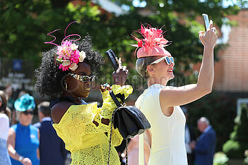 Ascot  Grossbritannien  Frauen mit Hut machen von sich ein Selfie