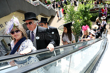 Ascot  Grossbritannien  elegant gekleidete Menschen auf einer Rolltreppe