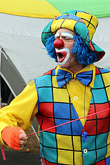 Halle (Saale)  Deutschland  Mann ist als Clown verkleidet