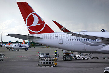 Schoenefeld  Deutschland  Heck eines Airbus A350 der Turkish Airlines und Flugzeuge der Icelandair und easyJet auf dem Vorfeld des Flughafen BER