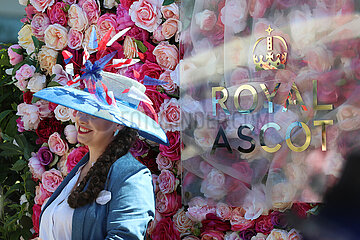 Ascot  Grossbritannien  Frau mit Hut beim Pferderennen Royal Ascot