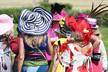 Hoppegarten  Deutschland  elegant gekleidete Frauen mit Hut auf der Galopprennbahn