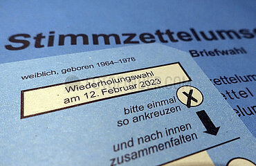 Berlin  Deutschland  Wahlschein und Stimmzettelumschlag fuer die Wiederholungswahl zum Abgeordnetenhaus von Berlin