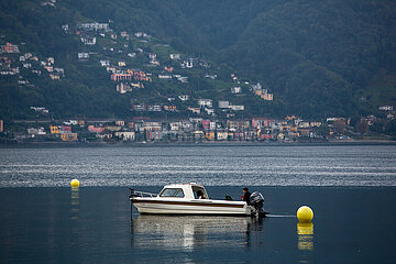 Schweiz  Ascona - Motorboot auf dem Lago Maggiore  herbstliche Stimmung in der Morgendaemmerung