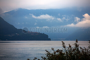Schweiz  Ascona - Herbstliche Stimmung in der Morgendaemmerung am Lago Maggiore