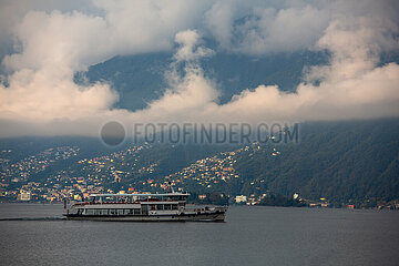 Schweiz  Ascona - Ausflugsdampfer  herbstliche Stimmung in der Morgendaemmerung am Lago Maggiore