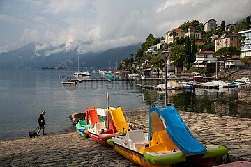 Schweiz  Ascona - Wasserrutschen auf Booten an der Uferpromenade am Lago Maggiore