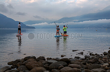 Schweiz  Ascona - Standup-Paddler am Lago Maggiore in der Morgendaemmerung