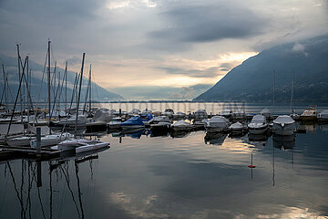 Schweiz  Ascona - Herbstliche Stimmung beim Yachthafen  Morgendaemmerung am Lago Maggiore