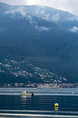 Schweiz  Ascona - Ausflugsdampfer und Boot  herbstliche Stimmung in der Morgendaemmerung am Lago Maggiore
