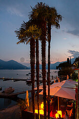 Schweiz  Ascona - Bar im Aussenbereich  Abenddaemmerung am Lago Maggiore