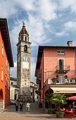 Schweiz  Ascona - Glockenturm der Kirche San Pietro e Paolo  gesehen aus Richtung der Uferpromenade am Lago Maggiore