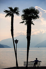 Schweiz  Ascona - Silhouette einer zierlichen Gestalt am Lago Maggiore