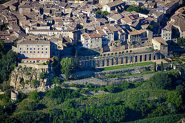 Vaucluse (84) Parc naturel et regional du Luberon  Vue aerienne du village de Lauris. Son chateau reconstruit en 1733  classe monument historique