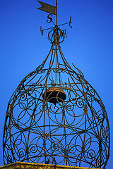 Vaucluse  (84) Lauris dans le parc naturel regional du Luberon  le clocher a bulbe de l'eglise Notre Dame de la Purification 1702  1711  un des plus beaux de la region  un monument historique