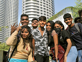 INDIA. MUMBAI (BOMBAY) A GROUP OF TEENAGERS IN FRONT OF THE LODHA WORLD TOWERS OFFICE TOWERS  SYMBOL OF THE NEW INDIAN ECONOMY