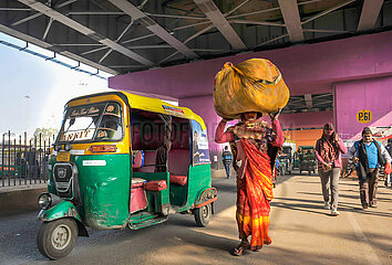 INDIA. UTTARPRADESH. VARANASI (BENARES). TRANSPORT BY TUK TUK  MOTORIZED TRICYCLE