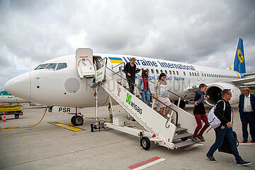 Polen  Poznan - Passagierflugzeug der Ukraine International Airlines (UIA)  Ankunft am Flughafen Posen-Lawica