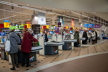 Polen  Poznan - Kassenbereich der Supermarktkette Carrefour