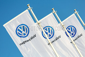 Polen  Poznan - VW-Logo bei einem VW-Vertragshaendler