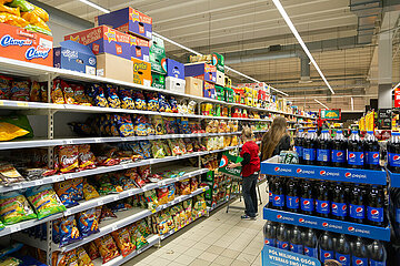 Polen  Poznan - Chips und Pepsi in Regalen der Supermarktkette Carrefour