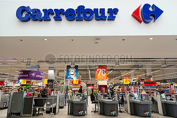 Polen  Poznan - Kassenbereich der Supermarktkette Carrefour