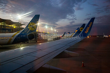 Ukraine  Kiew - Passagierflugzeuge der Ukraine International Airlines (UIA) am Kiew Boryspil International Airport (KBP)