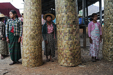 Nyaung Shwe  Myanmar  Frauen mit Flechtmatten auf einem traditionellen Markt am Inle-See