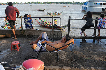 Yangon  Myanmar  Alltagsszene mit Menschen am Ufer des Yangon River und Booten im Hintergrund