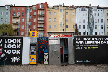 Berlin  Deutschland  Photoautomat fuer Passbilder neben einem EC-Geldautomat am Mauerpark im Prenzlauer Berg