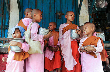 Yangon  Myanmar  Gruppe buddhistischer Nonnen-Novizinnen in rosafarbenen Umhaengen mit Bettelschalen