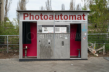 Berlin  Deutschland  Photoautomat fuer Passbilder am Mauerpark im Prenzlauer Berg