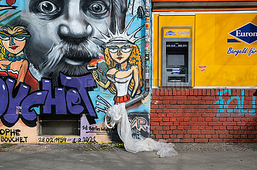 Berlin  Deutschland  Graffiti an einer Wand neben einem Geldautomat am Mauerpark im Prenzlauer Berg