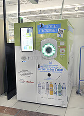 FRANCE. SEINE-SAINT-DENIS (93) BAGNOLET. AUCHAN RETAIL BRAND AND CRISTALINE SPRING WATER SET UP THIS MACHINE FOR THE RECYCLING PLASTICS BOTTLES